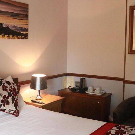 Lion And Fiddle Hotel Троубридж Екстериор снимка