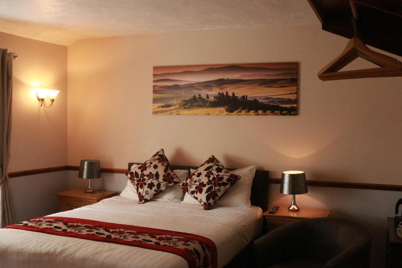 Lion And Fiddle Hotel Троубридж Екстериор снимка