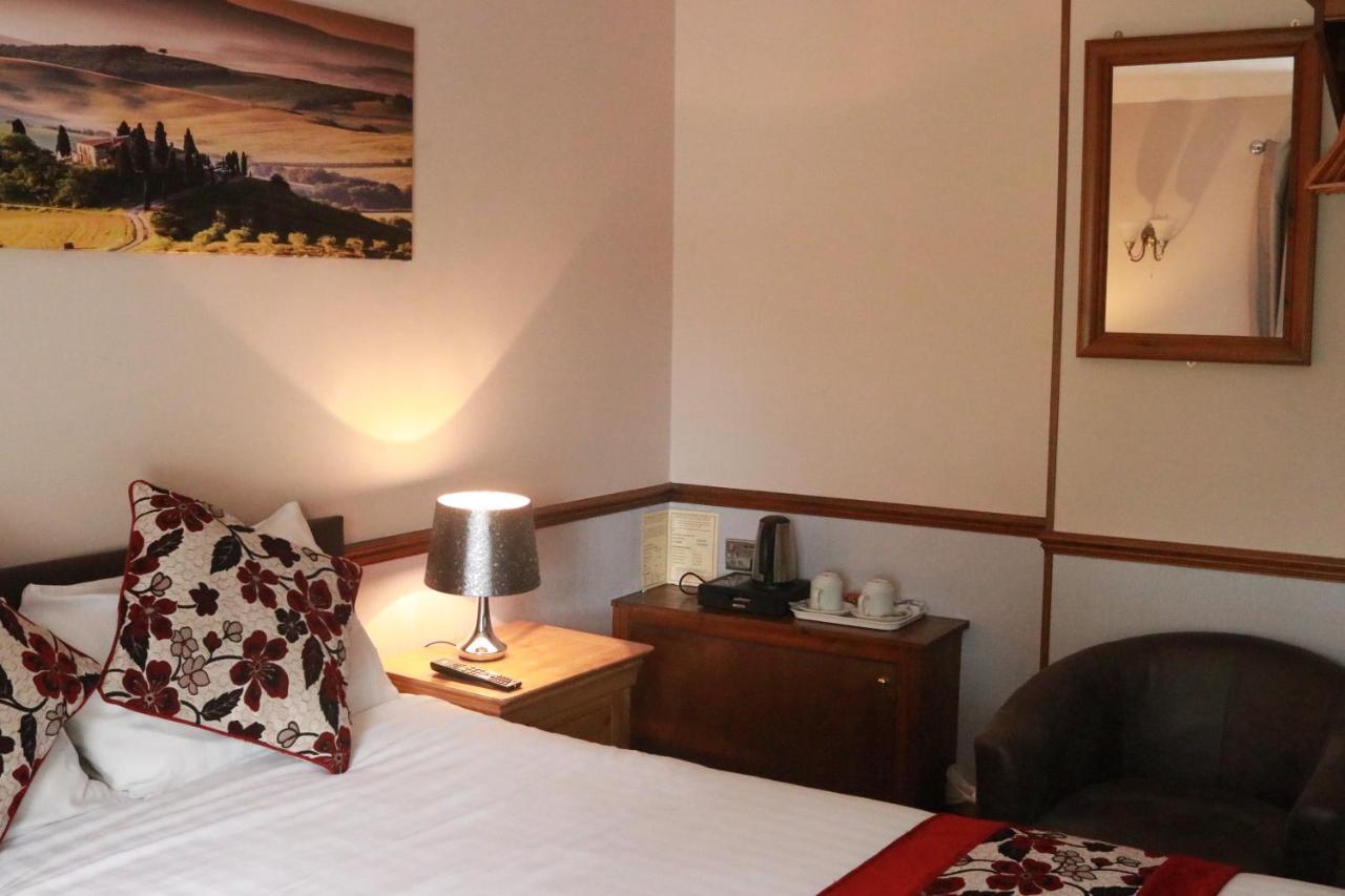 Lion And Fiddle Hotel Троубридж Екстериор снимка