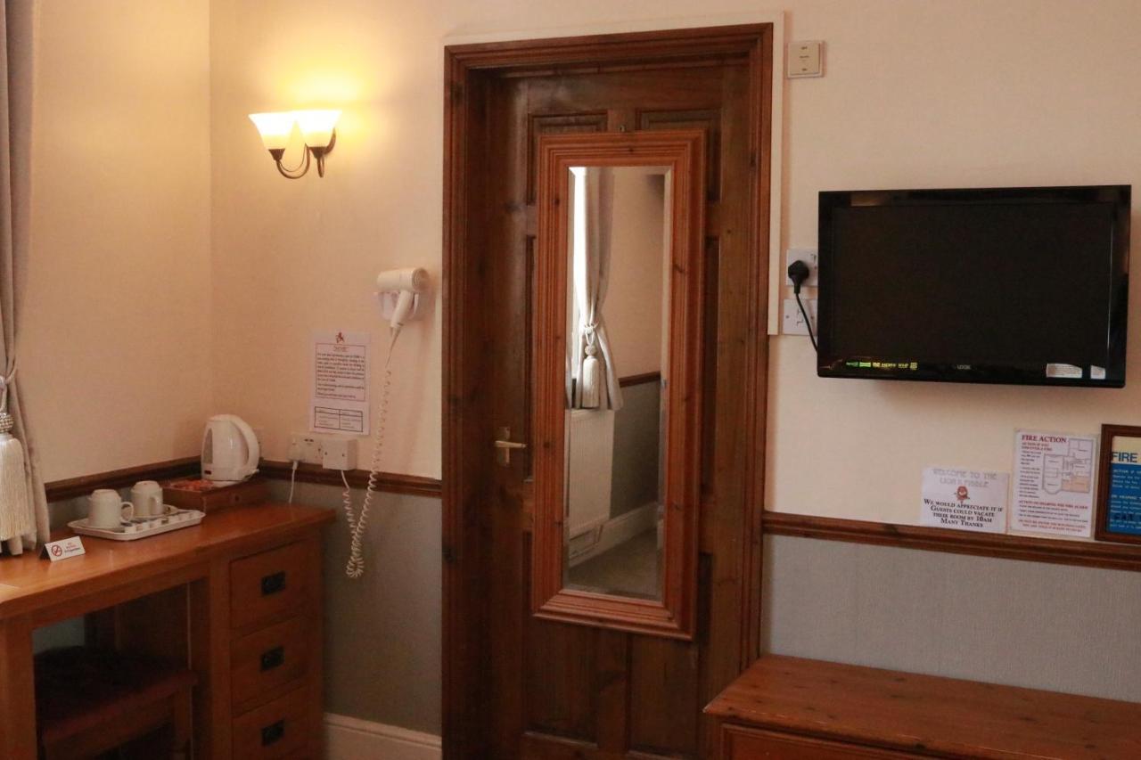 Lion And Fiddle Hotel Троубридж Екстериор снимка