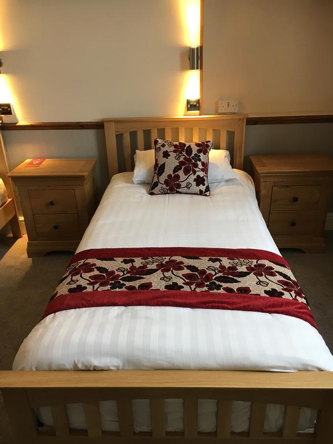 Lion And Fiddle Hotel Троубридж Екстериор снимка