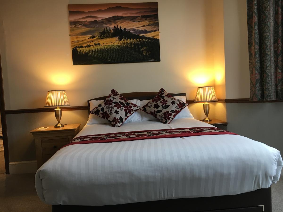 Lion And Fiddle Hotel Троубридж Екстериор снимка