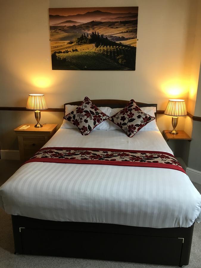 Lion And Fiddle Hotel Троубридж Екстериор снимка