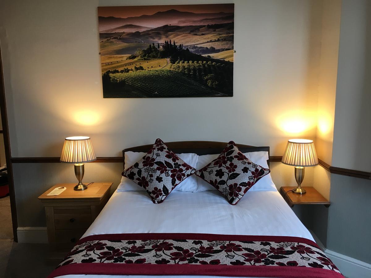 Lion And Fiddle Hotel Троубридж Екстериор снимка