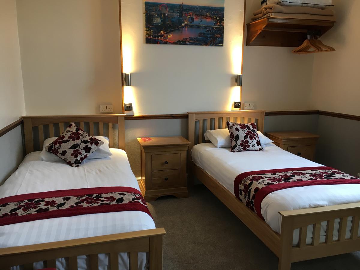Lion And Fiddle Hotel Троубридж Екстериор снимка