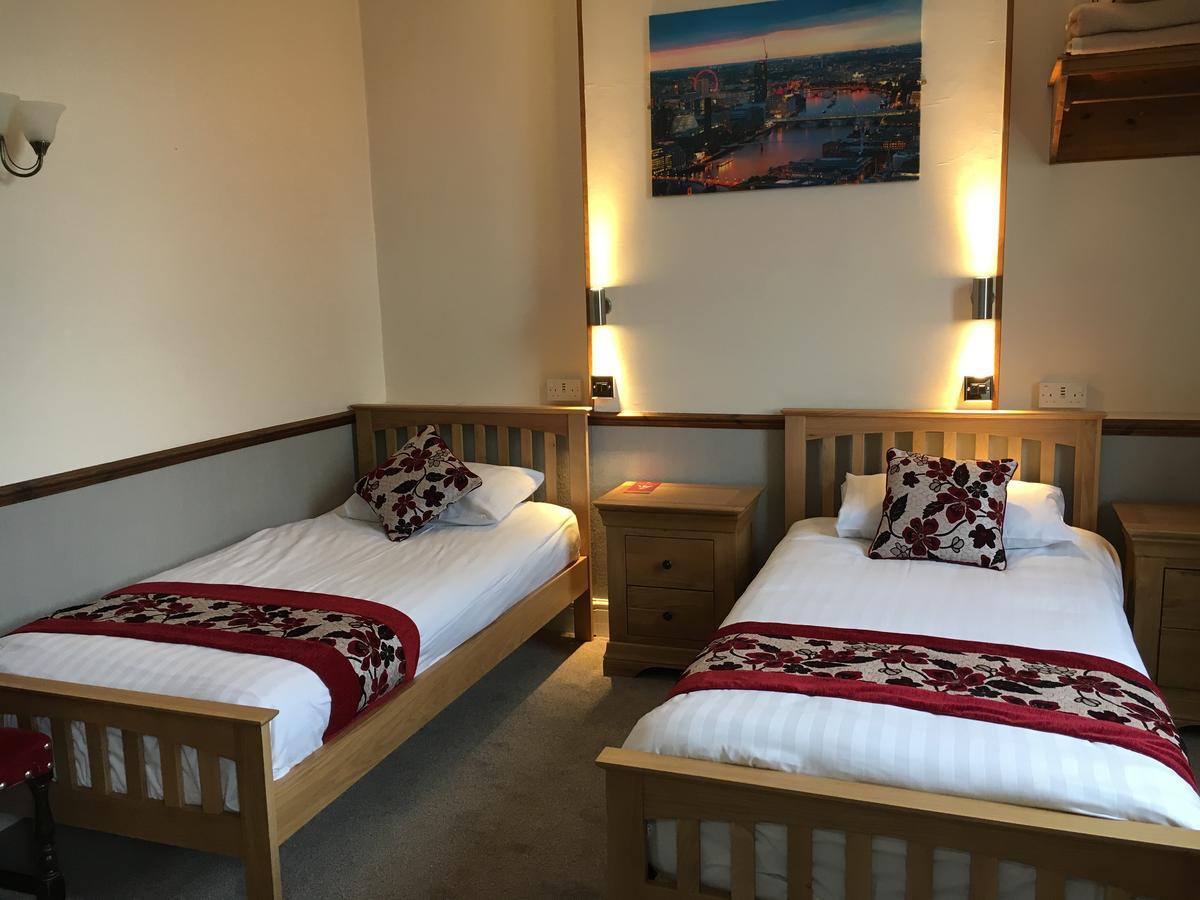 Lion And Fiddle Hotel Троубридж Екстериор снимка