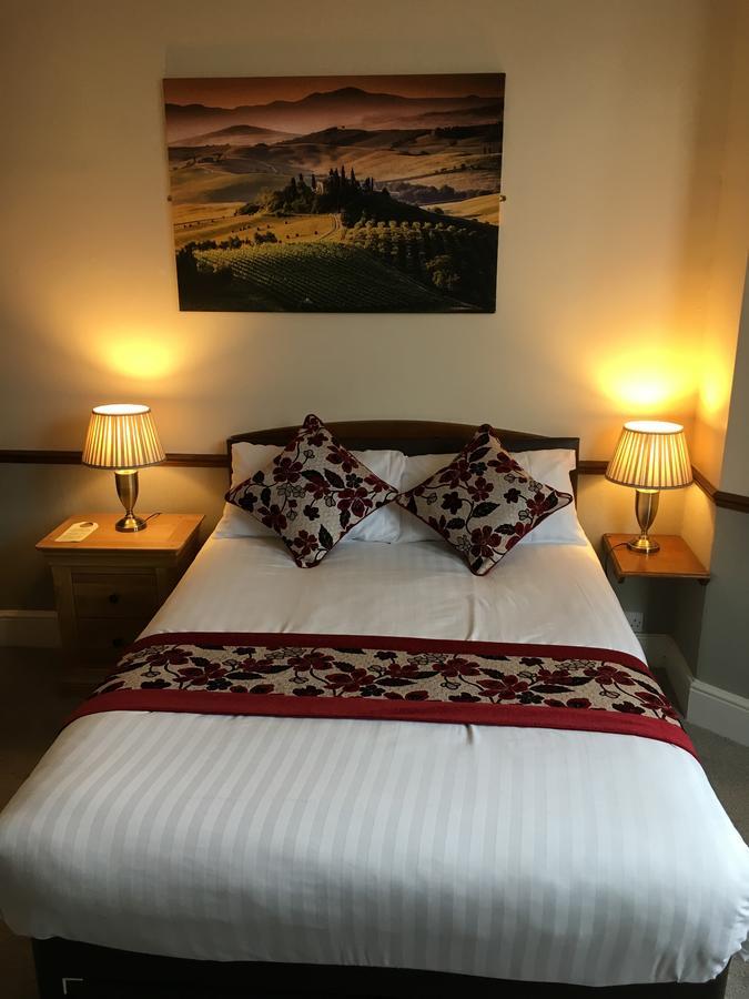 Lion And Fiddle Hotel Троубридж Екстериор снимка